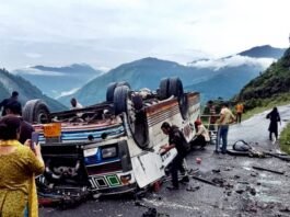 यात्रियों से भरी प्राइवेट बस पलटने से ड्राइवर समेत सात लोगों की मौत, कई घायल बस पलटी