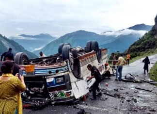 यात्रियों से भरी प्राइवेट बस पलटने से ड्राइवर समेत सात लोगों की मौत, कई घायल बस पलटी