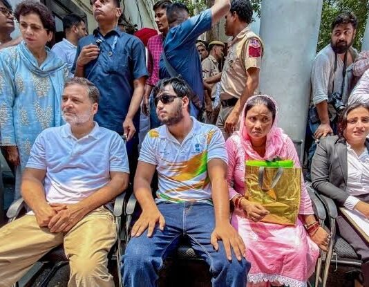 घायल साहिल के साथ थाने पहुंचे राहुल गांधी, धरने के बाद दर्ज हुई FIR राहुल गांधी