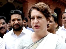 विपक्ष के सांसदों ने किया संसद में प्रदर्शन, प्रियंका गांधी ने अमित शाह से मांगा चढ़ावा चोरी व लाठीचार्ज पर जवाब विपक्ष का प्रदर्शन