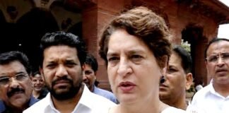 विपक्ष के सांसदों ने किया संसद में प्रदर्शन, प्रियंका गांधी ने अमित शाह से मांगा चढ़ावा चोरी व लाठीचार्ज पर जवाब विपक्ष का प्रदर्शन