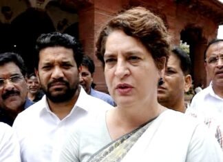 विपक्ष के सांसदों ने किया संसद में प्रदर्शन, प्रियंका गांधी ने अमित शाह से मांगा चढ़ावा चोरी व लाठीचार्ज पर जवाब विपक्ष का प्रदर्शन