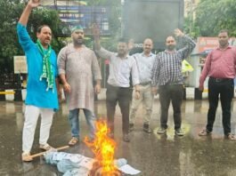जयंत चौधरी को ‘चवन्नी’ वाले बयान से जोड़ने से नाराज RLD कार्यकर्ताओं ने फूंका अखिलेश यादव का पुतला चवन्नी वाला बयान