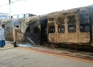 बख्तियारपुर स्टेशन पर लगी पैसेंजर ट्रेन में आग, यात्रियों में मची चीख-पुकार ट्रेन में लगी आग