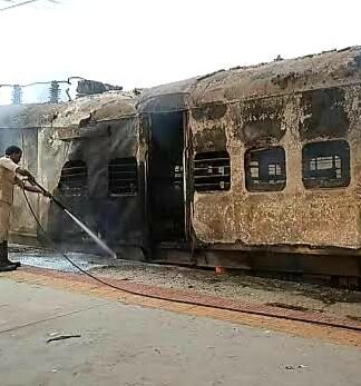 बिहार के बख्तियारपुर स्टेशन पर पैसेंजर ट्रेन के इंजन में लगी आग, मचा अफरा-तफरी ट्रेन में लगी आग