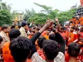 बुद्धेश्वर महादेव के शिवलिंग से चांदी का आवरण हटाने पर अड़े कांवड़िए, किया चक्काजाम कांवड़िए