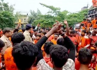 बुद्धेश्वर महादेव के शिवलिंग से चांदी का आवरण हटाने पर अड़े कांवड़िए, किया चक्काजाम कांवड़िए