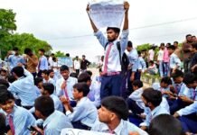 लखनऊ में ‘जेन अल्फा’ का प्रदर्शन, स्कूल में शिक्षकों की कमी, भोजन समेत अन्य समस्याओं को सुधारने के लिए पारा में किया सड़क जाम जेन अल्फा का प्रदर्शन