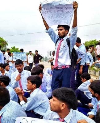 लखनऊ में ‘जेन अल्फा’ का प्रदर्शन, शिक्षकों की कमी, भोजन समेत अन्य समस्याओं पर सड़क पर उतरे छात्र जेन अल्फा
