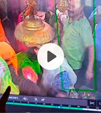 गजब! बुद्धेश्वर मंदिर के गर्भगृह में पुलिस के सामने ही महिला का मंगलसूत्र दांत से काट ले गयी युवती, देखें Video
