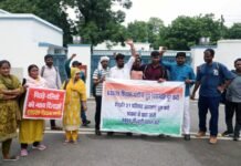 सुप्रीम कोर्ट में पैरवी नहीं होने से नाराज शिक्षक भर्ती के दलित-पिछड़ अभ्यर्थियों ने शिक्षा मंत्री संदीप सिंह के आवास पर किया प्रदर्शन ओबीसी एससी अभ्यर्थी