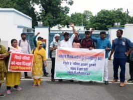 सुप्रीम कोर्ट में पैरवी नहीं होने से नाराज शिक्षक भर्ती के दलित-पिछड़ अभ्यर्थियों ने शिक्षा मंत्री संदीप सिंह के आवास पर किया प्रदर्शन ओबीसी एससी अभ्यर्थी