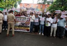 लाइब्रेरियन भर्ती नहीं होने से नाराज अभ्यर्थियों ने घेरा ब्रजेश पाठक का आवास, डिप्टी सीएम ने दिया आश्वासन लाइब्रेरियन भर्ती