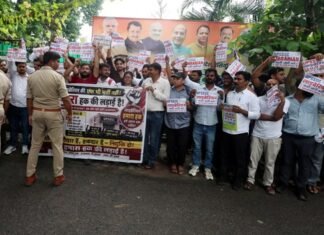 लाइब्रेरियन भर्ती नहीं होने से नाराज अभ्यर्थियों ने घेरा ब्रजेश पाठक का आवास, डिप्टी सीएम ने दिया आश्वासन लाइब्रेरियन भर्ती