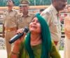 गाजीपुर के अधिकारियों ने नहीं सुनी, तो लखनऊ में टावर पर जान देने चढ़ी युवती, नीचे माइक पर चीखती रही बड़ी बहन- ‘बाबा न्याय दिला दो’ `Ghazipur ki badi bahan Aishbagh Lucknow me mobile tower par chadhi choti bahan ke liye mic se police se guhar lagati hui`