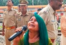 गाजीपुर में नहीं सुनी गई, तो लखनऊ में टावर पर चढ़ी युवती, नीचे बड़ी बहन बोली- ‘बाबा न्याय दिला दो’ `Ghazipur ki badi bahan Aishbagh Lucknow me mobile tower par chadhi choti bahan ke liye mic se police se guhar lagati hui`