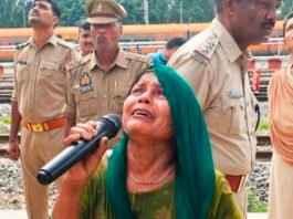 गाजीपुर में नहीं सुनी गई, तो लखनऊ में टावर पर चढ़ी युवती, नीचे बड़ी बहन बोली- ‘बाबा न्याय दिला दो’ `Ghazipur ki badi bahan Aishbagh Lucknow me mobile tower par chadhi choti bahan ke liye mic se police se guhar lagati hui`