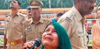 `Ghazipur ki badi bahan Aishbagh Lucknow me mobile tower par chadhi choti bahan ke liye mic se police se guhar lagati hui`