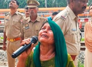गाजीपुर में नहीं सुनी गई, तो लखनऊ में टावर पर चढ़ी युवती, नीचे बड़ी बहन बोली- ‘बाबा न्याय दिला दो’ `Ghazipur ki badi bahan Aishbagh Lucknow me mobile tower par chadhi choti bahan ke liye mic se police se guhar lagati hui`