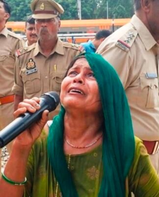गाजीपुर के अधिकारियों ने नहीं सुनी, तो लखनऊ में टावर पर जान देने चढ़ी युवती, नीचे माइक पर चीखती रही बड़ी बहन- ‘बाबा न्याय दिला दो’ `Ghazipur ki badi bahan Aishbagh Lucknow me mobile tower par chadhi choti bahan ke liye mic se police se guhar lagati hui`