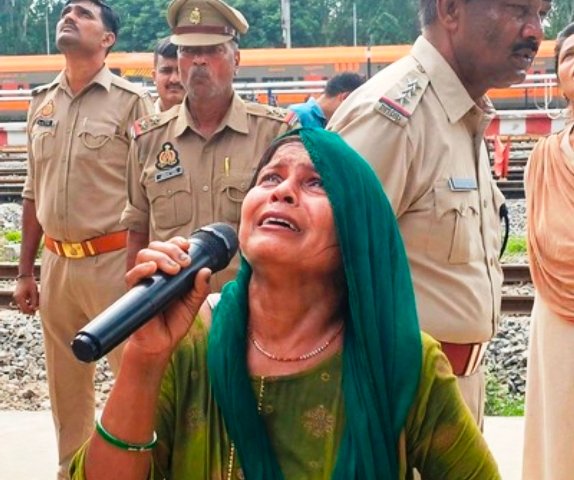 ghazipur-sisters-aishbagh-lucknow-tower-kand-badi-bahan-roti-hui `Ghazipur ki badi bahan Aishbagh Lucknow me mobile tower par chadhi choti bahan ke liye mic se police se guhar lagati hui`