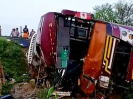 लखनऊ-आगरा एक्सप्रेसवे पर दो अलग-अलग बस हादसे, 40 यात्री घायल बस हादसे