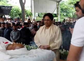 यूपी के इकलौते BSP विधायक के अंतिम दर्शन कर बोलीं मायावती, उमाशंकर सिंह के बेटे को बढ़ाऊंगी राजनीति में आगे मायावती