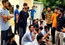 मेस में खाना नहीं मिलने से फूटा छात्रों का गुस्सा, LU न्यू कैंपस में किया प्रदर्शन छात्रों का गुस्सा