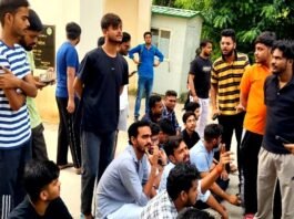 मेस में खाना नहीं मिलने से फूटा छात्रों का गुस्सा, LU न्यू कैंपस में किया प्रदर्शन छात्रों का गुस्सा