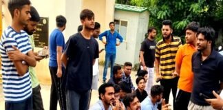 मेस के खाने के लिए फूटा छात्रों का गुस्सा, LU न्यू कैंपस में किया प्रदर्शन छात्रों का गुस्सा
