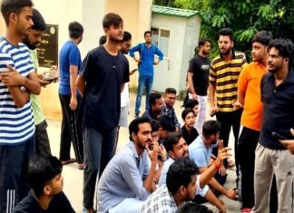 मेस में खाना नहीं मिलने से फूटा छात्रों का गुस्सा, LU न्यू कैंपस में किया प्रदर्शन छात्रों का गुस्सा
