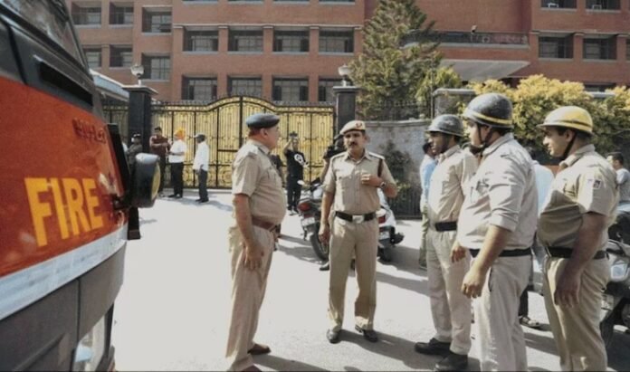 स्कूलों को धमकी स्कूलों को धमकी