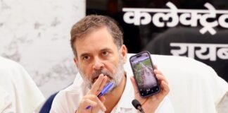 रायबरेली में राहुल गांधी ने अफसरों को लगाई फटकारा, जर्जर सड़कों की फोटो दिखाकर कहा, उत्तर प्रदेश के साथ भेदभाव कर रही मोदी सरकार राहुल गांधी