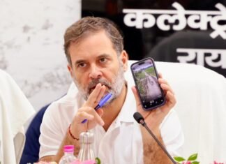 रायबरेली में राहुल गांधी ने अफसरों को लगाई फटकारा, जर्जर सड़कों की फोटो दिखाकर कहा, उत्तर प्रदेश के साथ भेदभाव कर रही मोदी सरकार राहुल गांधी