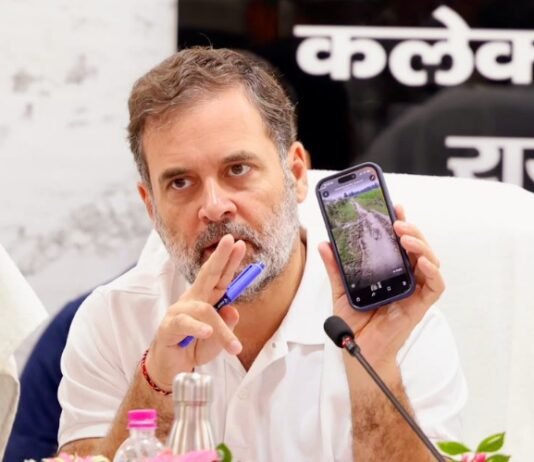 रायबरेली में राहुल गांधी ने अफसरों को लगाई फटकारा, जर्जर सड़कों की फोटो दिखाकर कहा, उत्तर प्रदेश के साथ भेदभाव कर रही मोदी सरकार राहुल गांधी