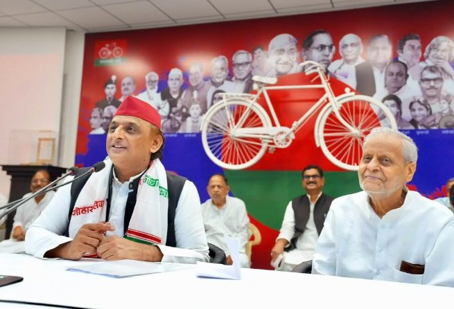 अखिलेश यादव अखिलेश यादव