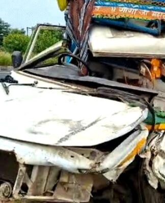 सड़क किनारे खड़े ट्रक से टकराई पिकअप पांच श्रद्धालुओं की मौत, 16 घायल टकराई पिकअप