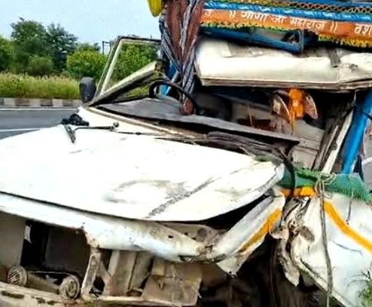 सड़क किनारे खड़े ट्रक से टकराई पिकअप पांच श्रद्धालुओं की मौत, 16 घायल टकराई पिकअप