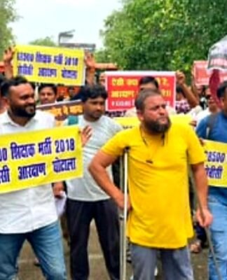 68500 शिक्षक भर्ती अभ्यर्थियों ने शिक्षा मंत्री आवास का घेराव कर किया प्रदर्शन, की जमकर नारेबाजी शिक्षक भर्ती