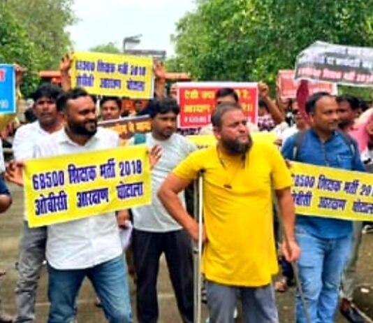 68500 शिक्षक भर्ती अभ्यर्थियों ने शिक्षा मंत्री आवास का घेराव कर किया प्रदर्शन, की जमकर नारेबाजी शिक्षक भर्ती