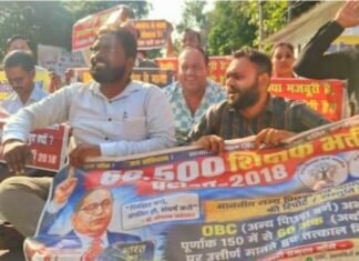 केशव मौर्या के आवास का घेराव कर 68500 शिक्षक भर्ती के अभ्यर्थियों ने लगाया ‘आरक्षण चोरी’ का नारा अभ्यर्थियों का प्रदर्शन
