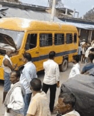 बच्चों को ले जा रही स्कूली बस में लगी आग, मची अफरा-तफरी स्कूल बस