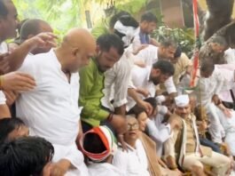 भारी बारिश के बीच CEC ज्ञानेश कुमार के खिलाफ सड़क पर उतरी कांग्रेस, लखनऊ समेत देशभर में प्रदर्शन कांग्रेस का प्रदर्शन