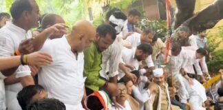 भारी बारिश के बीच CEC ज्ञानेश कुमार के खिलाफ सड़क पर उतरी कांग्रेस, लखनऊ समेत देशभर में प्रदर्शन कांग्रेस का प्रदर्शन