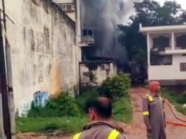 रिहायशी इलाके में बने पंखे के गोदाम में लगी भीषण आग, दिवारों में आयी दरार भीषण आग