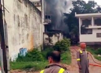 रिहायशी इलाके में बने पंखे के गोदाम में लगी भीषण आग, दिवारों में आयी दरार भीषण आग