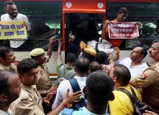 आरक्षण घोटाले के खिलाफ 68500 शिक्षक भर्ती अभ्यर्थियों ने घेरा संदीप सिंह का आवास, पुलिस ने जबरन हटाया ओबीसी आरक्षण घोटाला