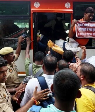आरक्षण घोटाले के विरोध में 68500 शिक्षक भर्ती अभ्यर्थियों ने घेरा संदीप सिंह का आवास, पुलिस ने जबरन हटाया ओबीसी आरक्षण घोटाला