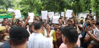 लाइब्रेरियन वैकेंसी की मांग के लिये अभ्यर्थियों ने किया ब्रजेश पाठक के आवास का घेराव