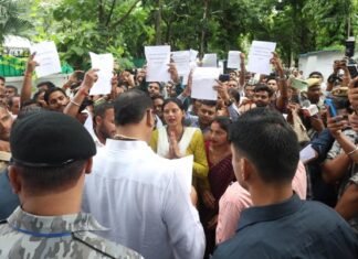 लाइब्रेरियन वैकेंसी की मांग के लिये अभ्यर्थियों ने किया ब्रजेश पाठक के आवास का घेराव